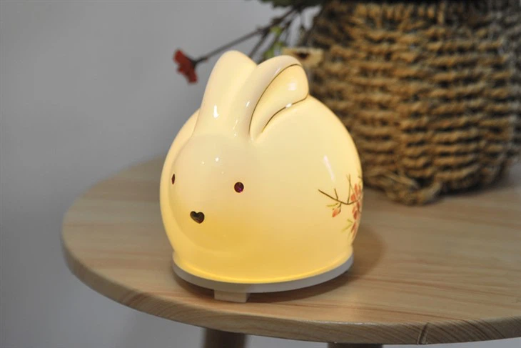 โคมไฟพอร์ซเลนควบคุมคำพูด Chubby Rabit